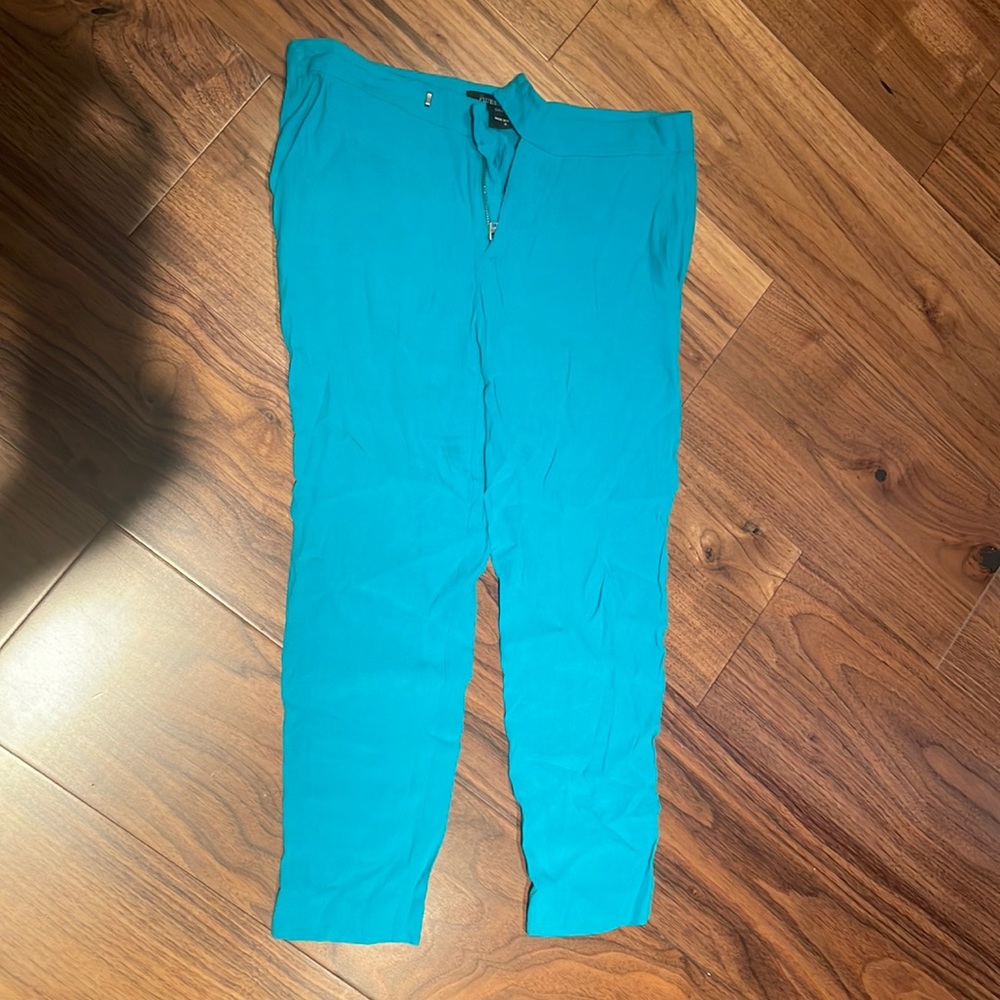 Guess by Marciano 100% silk crop summer pants size 2